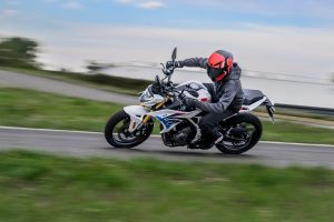 BMW F 450 R 2027 – M Sport in Snaefell Weiß / M Motorsport, Fahraufnahme schräg von vorn rechts auf einer Teststrecke