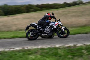 BMW F 450 R 2027 – M Sport in Snaefell Weiß / M Motorsport, Fahraufnahme von links mit Felgenrandaufklebern in M-Farben