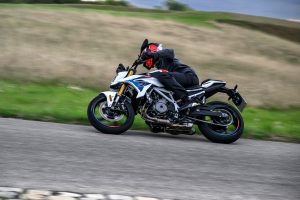 BMW F 450 R 2027 – M Sport in Snaefell Weiß / M Motorsport, Fahraufnahme schräg von vorn links in leichter Schräglage