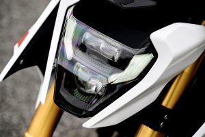 BMW F 450 R 2027 – Detailansicht des LED-Scheinwerfers mit klammerförmigem Tagfahrlicht und goldener Gabel