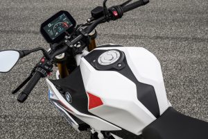 BMW F 450 R 2027 – Cockpit-Ansicht mit TFT-Display, Aluminiumlenker und Tank in Snaefell Weiß / M Motorsport