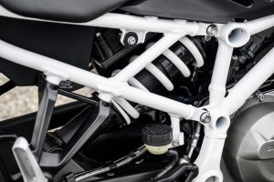 BMW F 450 R 2027 – Detailansicht des weißen Gitterrohrrahmens mit KYB-Federbein