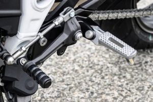 BMW F 450 R 2027 – Detailansicht der geschmiedeten Fußraste und des Schalthebels aus Aluminium mit X-Ring-Kette