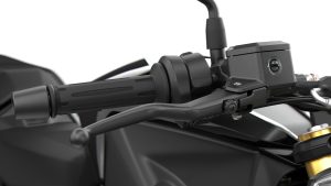 BMW F 450 R 2027 – Studioaufnahme des einstellbaren Bremshebels mit Bremsflüssigkeitsbehälter am rechten Lenkerende