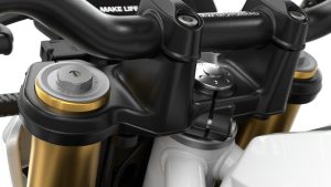 BMW F 450 R 2027 – Studioaufnahme der geschmiedeten Aluminium-Gabelbrücke mit goldenen Standrohren der KYB-Gabel