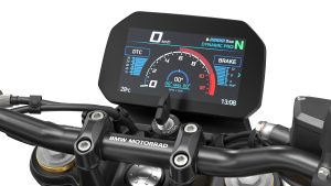BMW F 450 R 2027 – Studioaufnahme des 6,5-Zoll-TFT-Displays im Modus Dynamic Pro mit Sport Screen und BMW-Motorrad-Lenkerklemmung