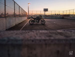BMW F 450 R 2027 – in Cosmic Black, Seitenansicht von links auf einem Parkdeck mit Basketballkorb in der Abenddämmerung (KI-generiertes BMW-Pressebild)