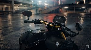 BMW F 450 R 2027 – in Cosmic Black, Cockpit-Ansicht mit goldenem Lenker auf nassem Parkdeck bei Nacht (KI-generiertes BMW-Pressebild)