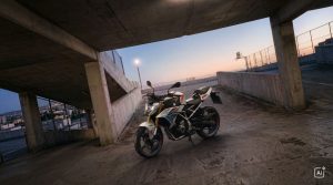 BMW F 450 R 2027 – M Sport in Snaefell Weiß / M Motorsport unter einem Betondach auf einem Parkdeck in der Abenddämmerung (KI-generiertes BMW-Pressebild)