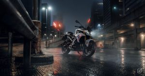 BMW F 450 R 2027 – M Sport in Snaefell Weiß / M Motorsport neben einer Leitplanke auf nassem Parkdeck in nebliger Nacht (KI-generiertes BMW-Pressebild)
