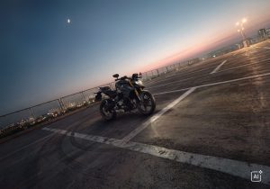 BMW F 450 R 2027 – in Cosmic Black auf einem leeren Parkdeck bei Sonnenuntergang mit Mondsichel (KI-generiertes BMW-Pressebild)
