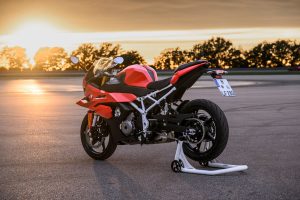 BMW F 450 RR 2027 – Sport in Racing Red auf Montageständer, Ansicht schräg von hinten mit Kennzeichenhalter und weißem Gitterrohrrahmen