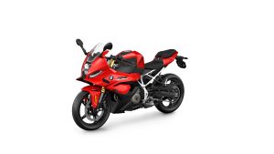 BMW F 450 RR 2027 – Sport in Racing Red, Studioaufnahme schräg von vorn links auf weißem Hintergrund