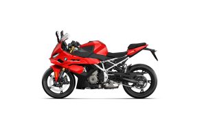 BMW F 450 RR 2027 – Sport in Racing Red, Studioaufnahme Seitenansicht links auf weißem Hintergrund