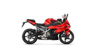 BMW F 450 RR 2027 – Sport in Racing Red, Studioaufnahme Seitenansicht rechts mit Kiemen in der Verkleidung auf weißem Hintergrund
