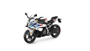 BMW F 450 RR 2027 – M Sport in Snaefell Weiß / M Motorsport, Studioaufnahme schräg von vorn links mit weißem Rahmen und Felgenrandaufklebern