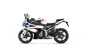 BMW F 450 RR 2027 – M Sport in Snaefell Weiß / M Motorsport, Studioaufnahme Seitenansicht links mit Felgenrandaufklebern in M Motorsport Farben