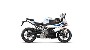 BMW F 450 RR 2027 – M Sport in Snaefell Weiß / M Motorsport, Studioaufnahme Seitenansicht rechts mit weißem Gitterrohrrahmen