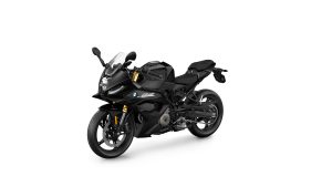 BMW F 450 RR 2027 – Basis in Cosmic Black, Studioaufnahme schräg von vorn links auf weißem Hintergrund