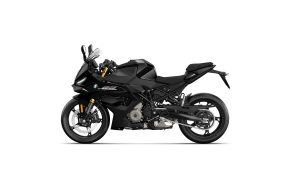 BMW F 450 RR 2027 – Basis in Cosmic Black, Studioaufnahme Seitenansicht links auf weißem Hintergrund