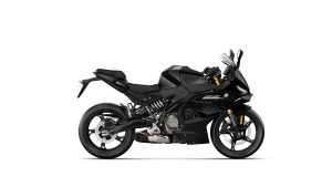 BMW F 450 RR 2027 – Basis in Cosmic Black, Studioaufnahme Seitenansicht rechts auf weißem Hintergrund