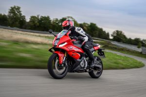 BMW F 450 RR 2027 – Sport in Racing Red beim Anbremsen einer Kurve auf der Rennstrecke