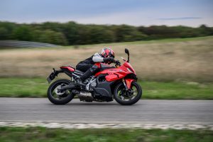 BMW F 450 RR 2027 – Sport in Racing Red in Fahrt, Seitenansicht rechts mit Mitzieheffekt auf der Rennstrecke