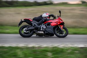 BMW F 450 RR 2027 – Sport in Racing Red in Fahrt, Seitenansicht rechts mit Fahrer tief hinter der Verkleidung