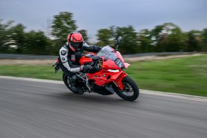 BMW F 450 RR 2027 – Sport in Racing Red in Schräglage auf der Rennstrecke, Ansicht schräg von vorn