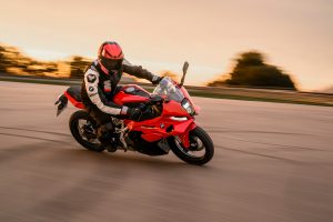 BMW F 450 RR 2027 – Sport in Racing Red in Schräglage im warmen Abendlicht auf der Rennstrecke