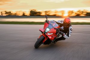 BMW F 450 RR 2027 – Sport in Racing Red in tiefer Schräglage vor der untergehenden Sonne