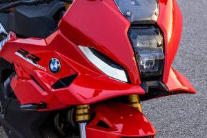 BMW F 450 RR 2027 – Sport in Racing Red, Detailaufnahme des LED-Scheinwerfers mit RR-typischer Tagfahrlichtsignatur und Winglets