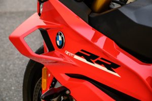 BMW F 450 RR 2027 – Sport in Racing Red, Detailaufnahme der Verkleidung mit Winglet, BMW-Logo und RR-Schriftzug