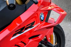 BMW F 450 RR 2027 – Sport in Racing Red, Detailaufnahme der rechten Verkleidungsseite mit Kiemen und RR-Schriftzug