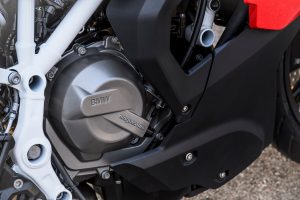 BMW F 450 RR 2027 – Sport in Racing Red, Detailaufnahme des Zweizylinder-Reihenmotors mit Magnesium-Kupplungsdeckel