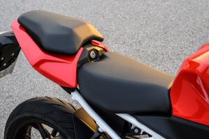 BMW F 450 RR 2027 – Sport in Racing Red, Detailaufnahme der Sitzbank mit Soziussitz und rotem Heck