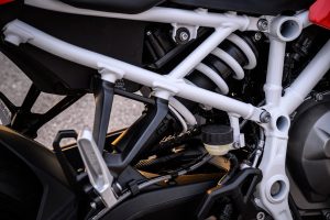BMW F 450 RR 2027 – Sport in Racing Red, Detailaufnahme des weißen Gitterrohrrahmens mit KYB-Zentralfederbein