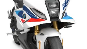 BMW F 450 RR 2027 – M Sport in Snaefell Weiß / M Motorsport, Detailaufnahme der Front mit LED-Scheinwerfer, Winglets und goldener KYB-Gabel