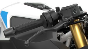 BMW F 450 RR 2027 – M Sport in Snaefell Weiß / M Motorsport, Detailaufnahme des Lenkerstummels mit Bremshebel und Handhebelprotektor