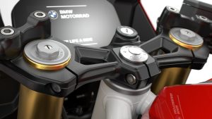 BMW F 450 RR 2027 – Detailaufnahme der oberen Gabelbrücke mit goldenen Einstellern der KYB-Gabel