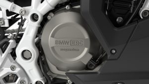 BMW F 450 RR 2027 – Detailaufnahme des Magnesium-Kupplungsdeckels mit ERC-Schriftzug (Easy Ride Clutch)