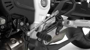 BMW F 450 RR 2027 – Detailaufnahme der Fußrastenanlage mit Schalthebel und Schaltassistent Pro
