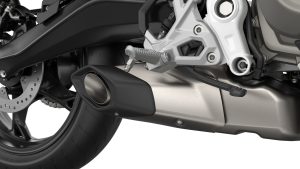 BMW F 450 RR 2027 – Detailaufnahme des Unterflurschalldämpfers aus Edelstahl unter dem Motor
