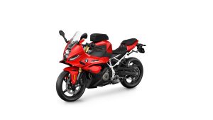 BMW F 450 RR 2027 – Sport in Racing Red mit Tankrucksack aus dem Original BMW Motorrad Zubehör, Studioaufnahme