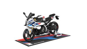BMW F 450 RR 2027 – M Sport in Snaefell Weiß / M Motorsport auf Montageständer und Garagenmatte im M-Design, Studioaufnahme