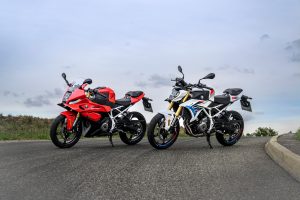 BMW F 450 RR 2027 – rote F 450 RR Sport neben einer F 450 R in Weiß auf einer Bergstraße