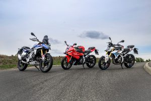BMW F 450 RR 2027 – die F 450-Modellfamilie aus F 450 GS, F 450 RR und F 450 R auf einer Bergstraße unter bewölktem Himmel