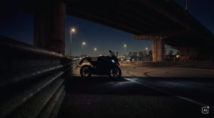 BMW F 450 RR 2027 – Basis in Cosmic Black als Silhouette unter einer Autobahnbrücke bei Nacht (KI-generiertes BMW-Pressebild)