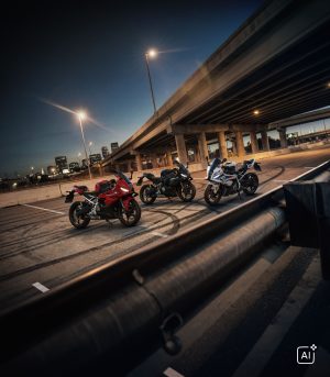 BMW F 450 RR 2027 – alle drei Farbvarianten Rot, Schwarz und Weiß nebeneinander unter einer Autobahnbrücke bei Nacht (KI-generiertes BMW-Pressebild)