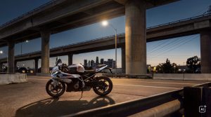 BMW F 450 RR 2027 – M Sport in Snaefell Weiß / M Motorsport an einer Leitplanke unter Hochstraßen in der Abenddämmerung (KI-generiertes BMW-Pressebild)